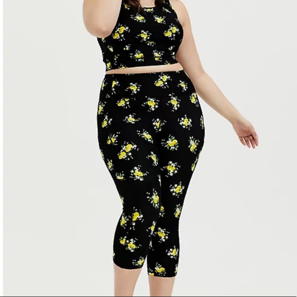 COPY - TORRID BLACK LEMON WICKING CAPRI ACTIVE LEGGING AND SPORTS BRA